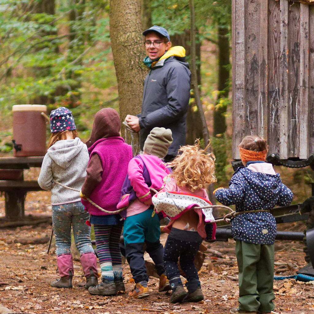 Wir sind fünf Pädagog*innen und begleiten eine Kindergruppe von circa 20 Kindern